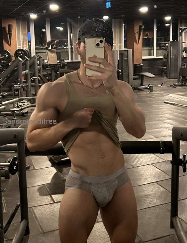 Wanna see me naked at the gym? Go to @sandrofendi 😏😏😏
