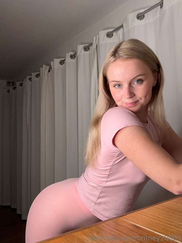 Relaxing in pink to make your cock's wink 🥰