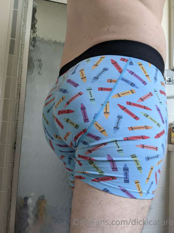 Can't forget that 🍑, these tight boxers sure shows it off. W..