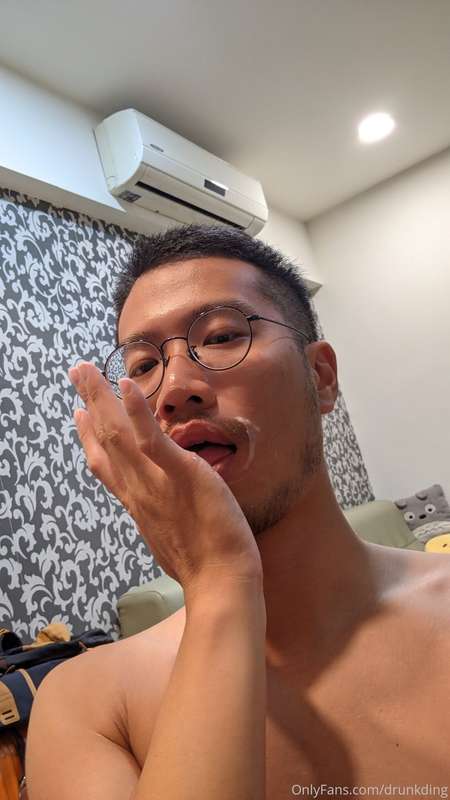 吃好吃的。  semen eating