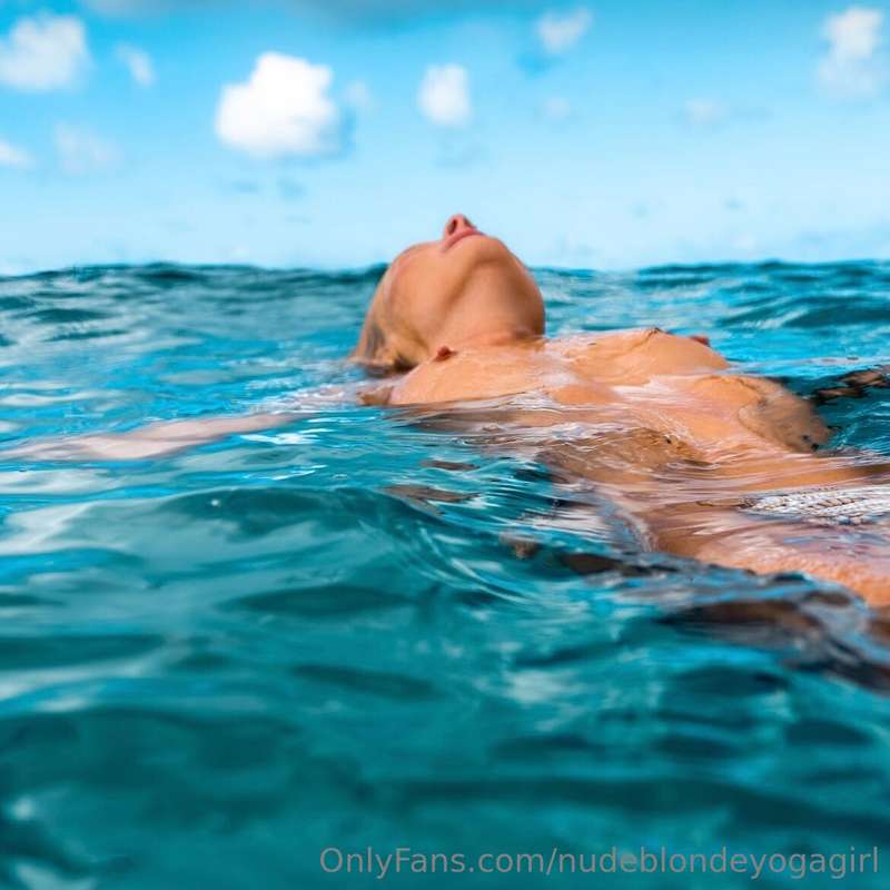 nudeblondeyogagirl