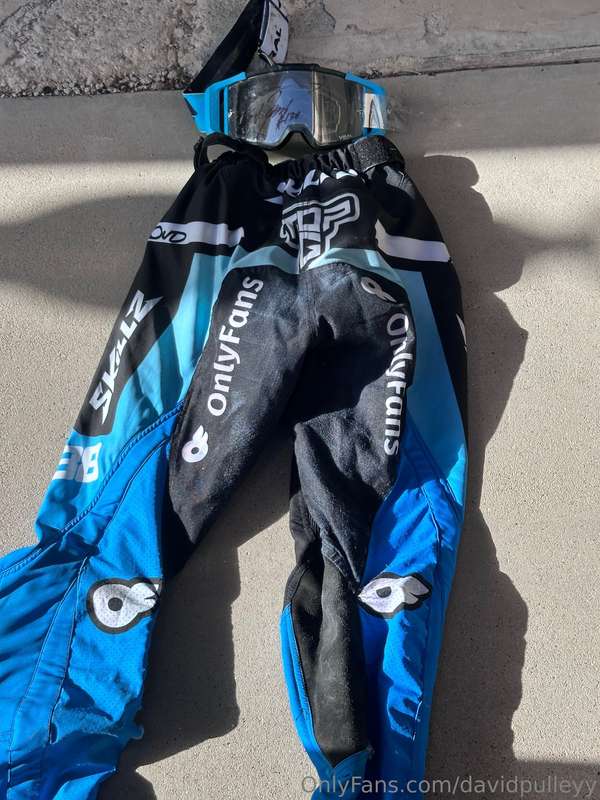 🚨GIVEAWAY TIME🚨A signed pair of RACE WORN goggles and pants ..