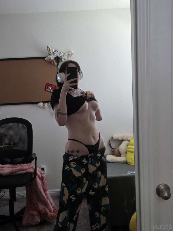 Why i look kinda fit? Side note: hips squish.