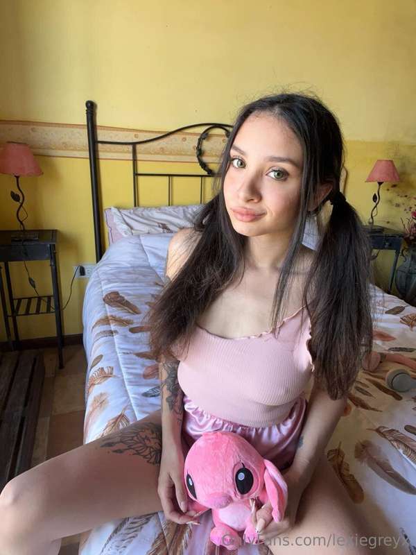 ⬇💗 This girl @emma_jayi JUST TURNED 18 and is brand new to O..