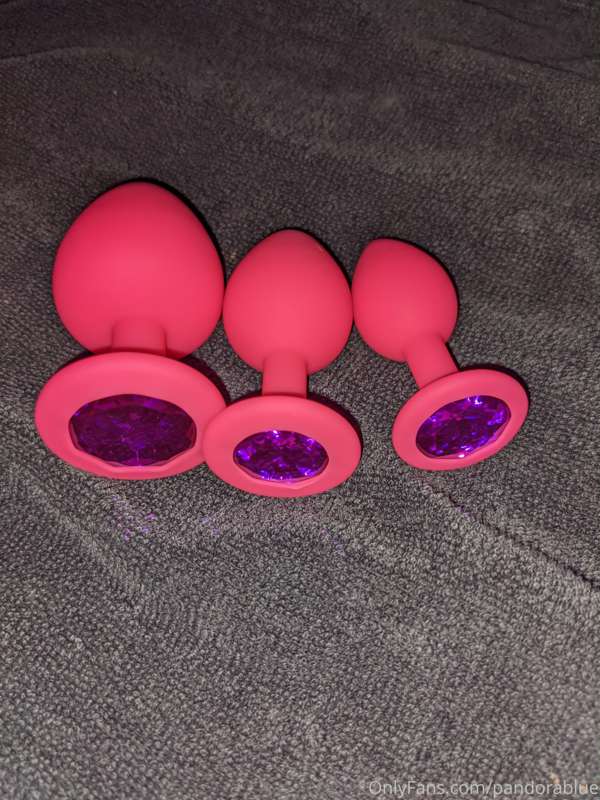 Look at that big one 😮
Making new butt plug video and pictur..