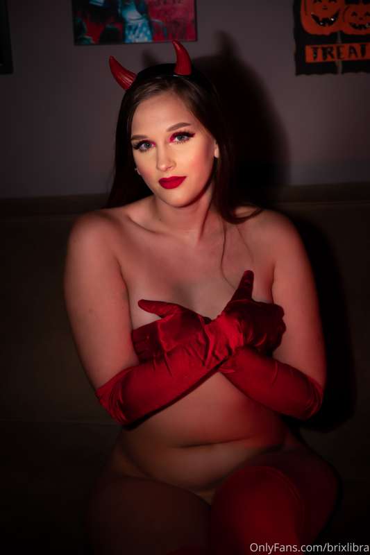 Life is always better spent naked! Pt. 18
Photography by @ b..
