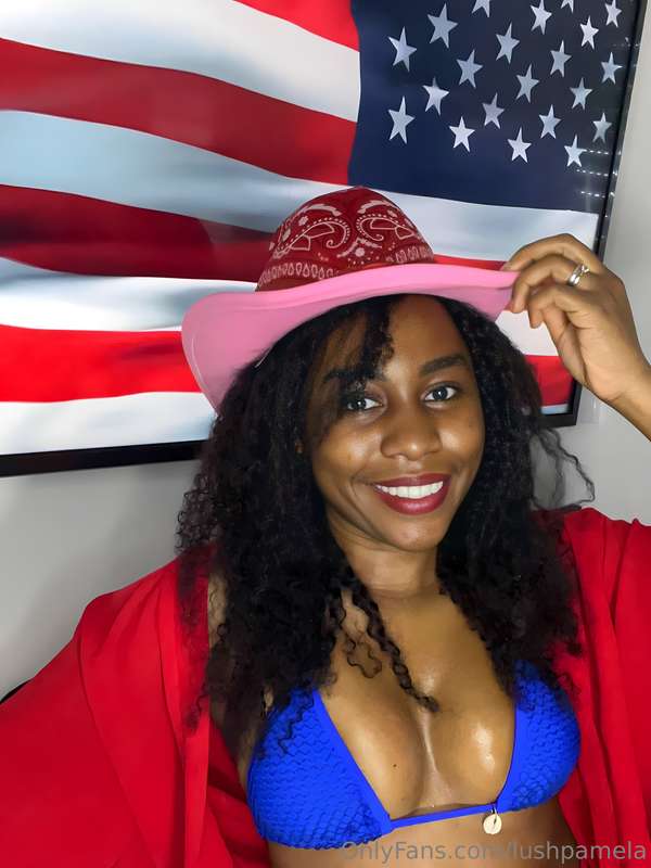 Wishing you a hot & happy Independence Day! 💋🎆