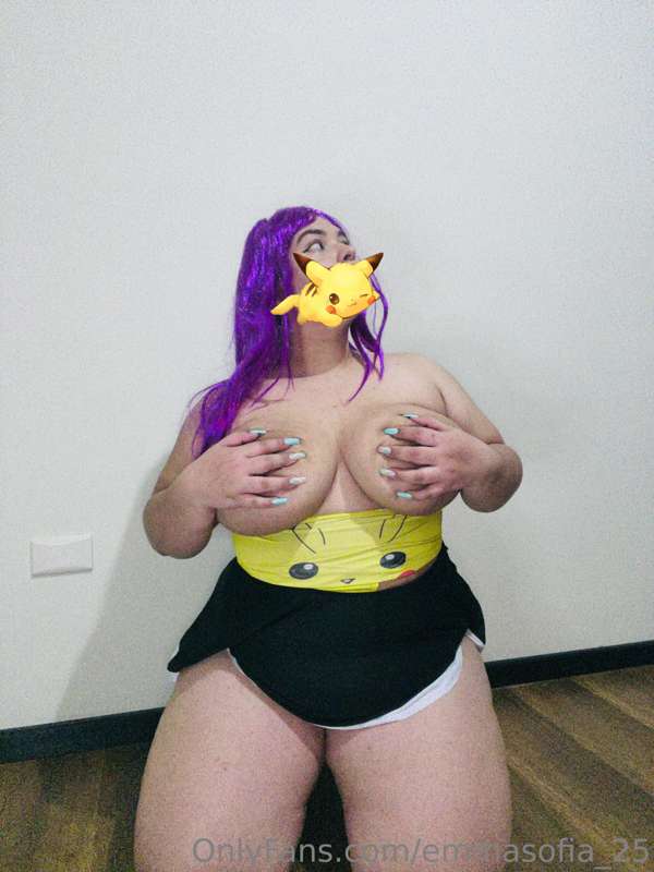 Play with my pokeballs😍
