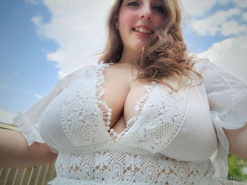 Rate my cleavage please 😏💫😋