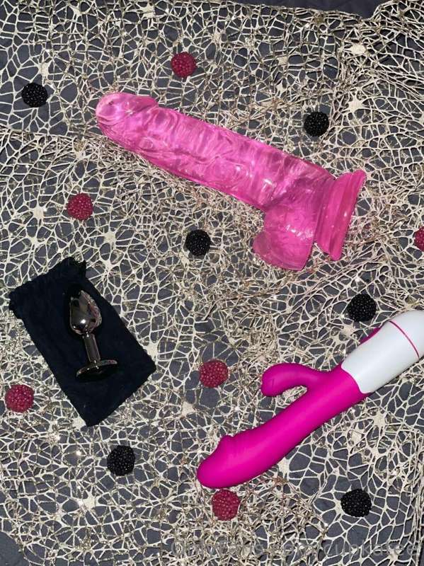 Which one do you think will give me more pleasure?💫💫💫
Psst ,..