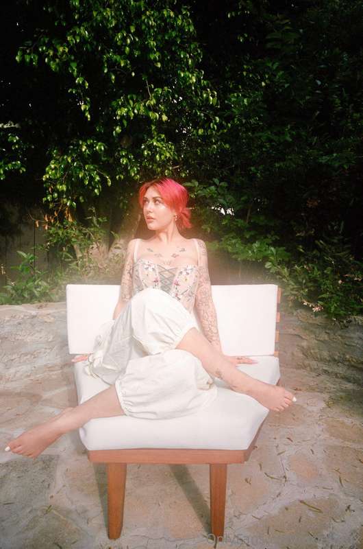outside barefoot in the sun 🌞summer 23 / L.A. / @sxbphoto 