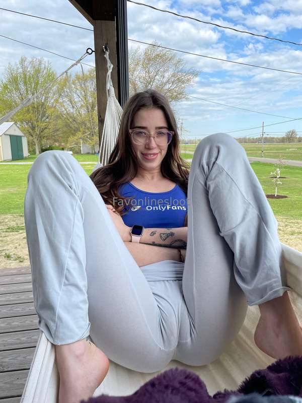 I got a fat ass pussy 😝 @urfavonlinesloot has pussy pics 