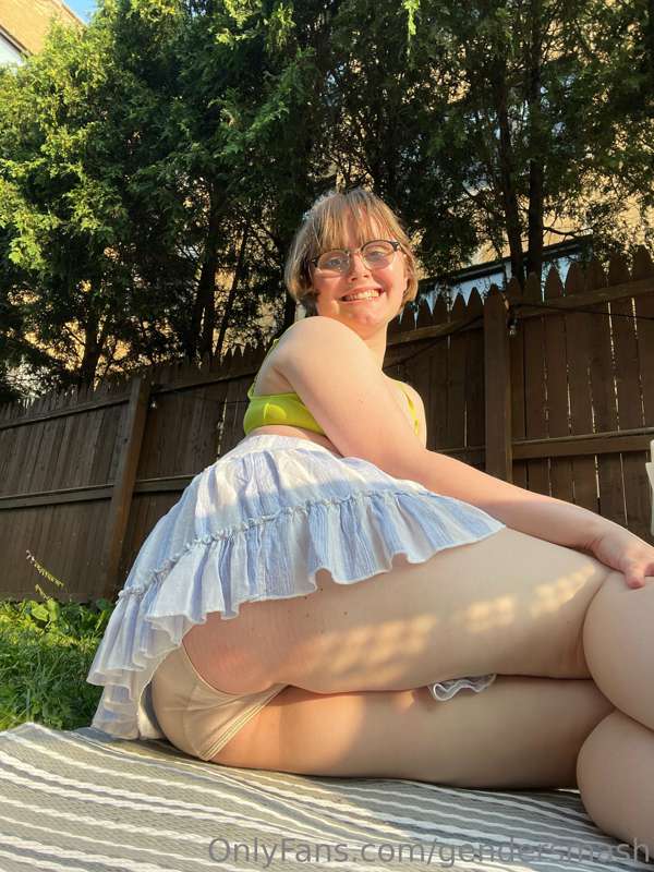Trying to give my pussy as much vitamin D as possible ☀️