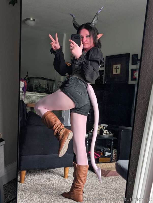 Stupid pink bitch ‼️🩷 (ignore the fact my tights are so diff..
