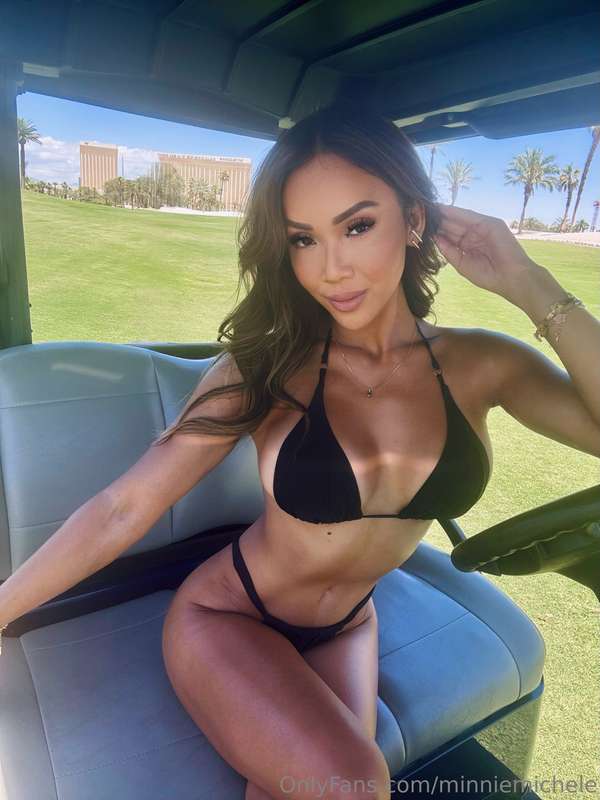 If I was your caddy, I'd hold your club all day long 😘