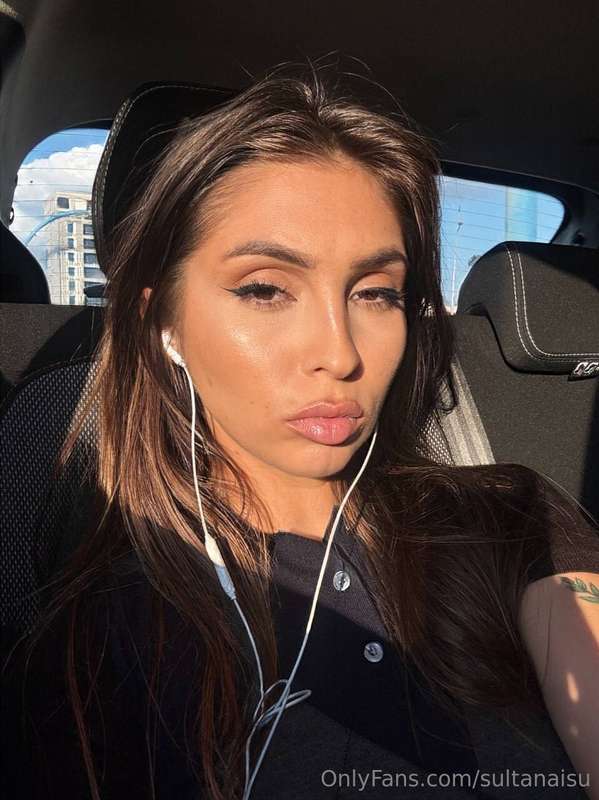 sun hits different when i’m the reason it’s hot 💅🏽