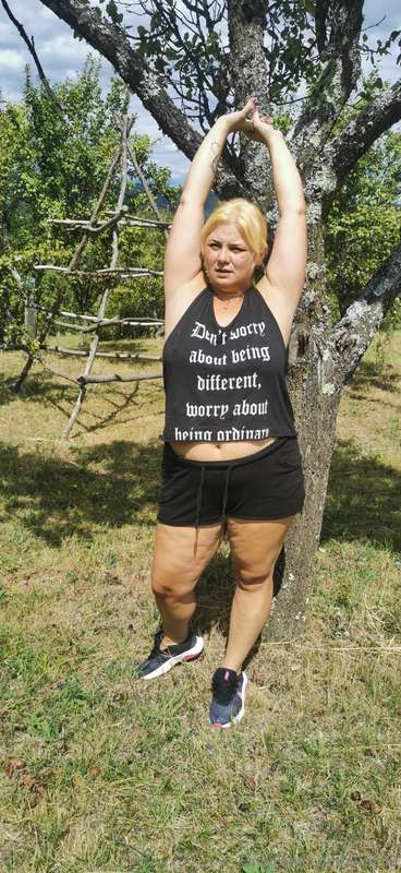 In the orchard picking plums In livadă la cules de prune 😘🤗