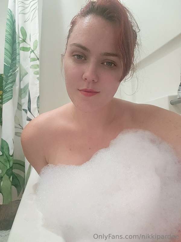 Rub-a-dub-boobies! A little bathtub set of 8 pics and a minu..
