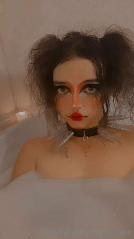 Tomando un baño en la tina con burbujas >:3