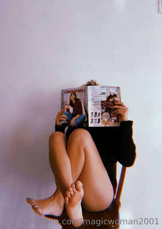 Reader girlie 📚 

What’s your favorite book?