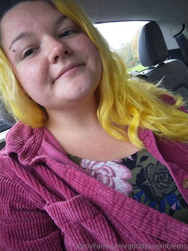 waiting in the car, feelin cute 😸😻