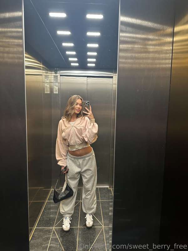 🛗 Elevator selfies because the morning starts with my favori..