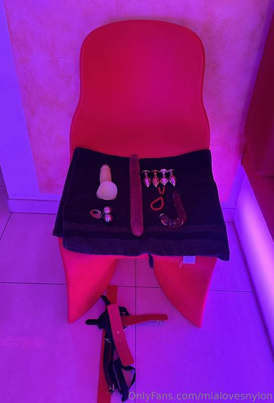 mialovesnylon image #0