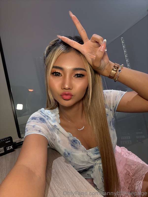 Peace, love and a perfect selfie🥰