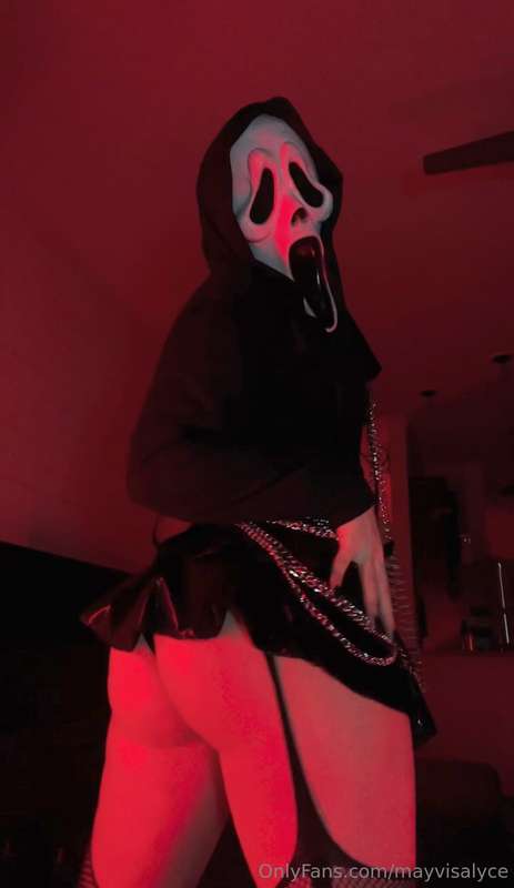Dont you think my ass looks nice in this tiny skirt? 😘