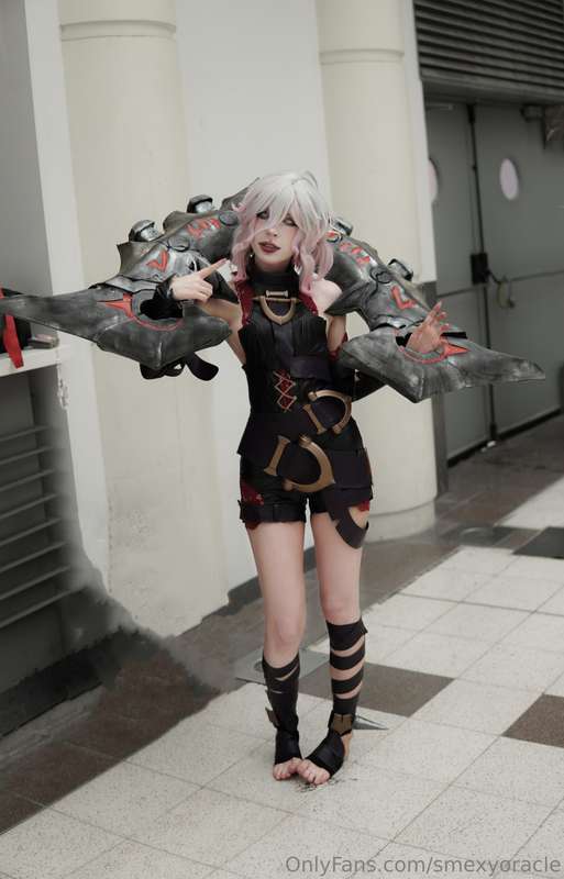 Hello♡ I posted these pictures of my Briar cosplay on my Ins..
