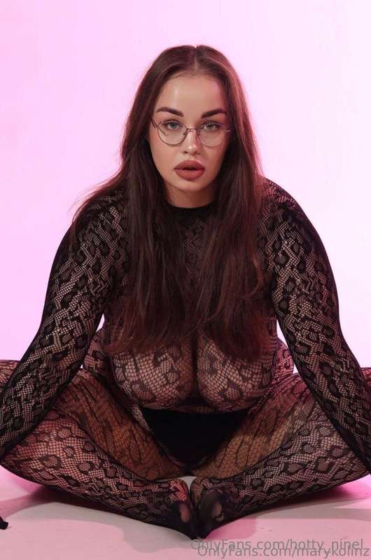 This babe @marykolinz with huge tits🍒 and ass 🍑 loves hard c..