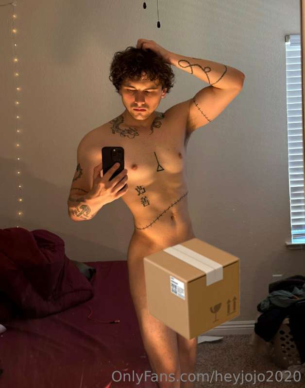 Daddy's got a package for you 👅😈...

My EXPLICIT VIP content..