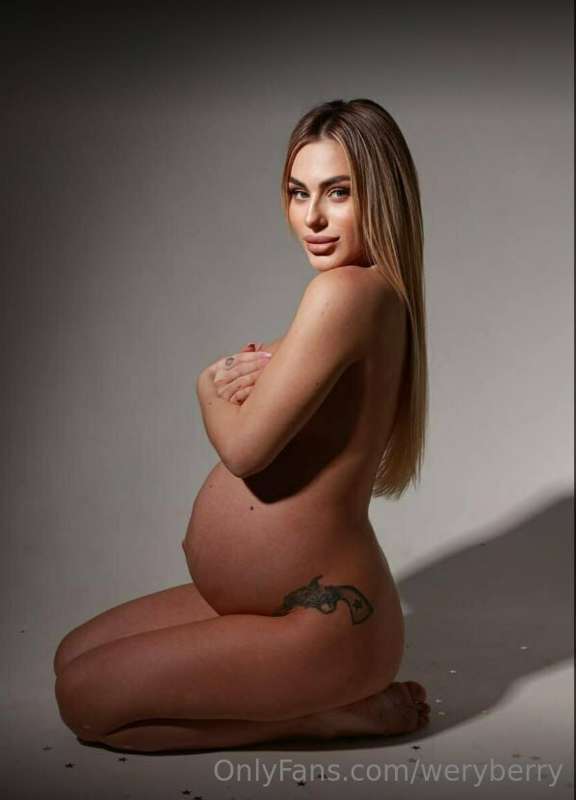 😍I've never seen a hotter PREGNANT girl than @angelina_evans..
