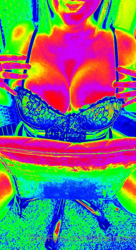 Good morning!! 
‼️HOT MOM ALERT‼️ @leila_n