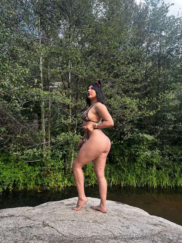 i just wanna be free and naked 🖤🖤🖤