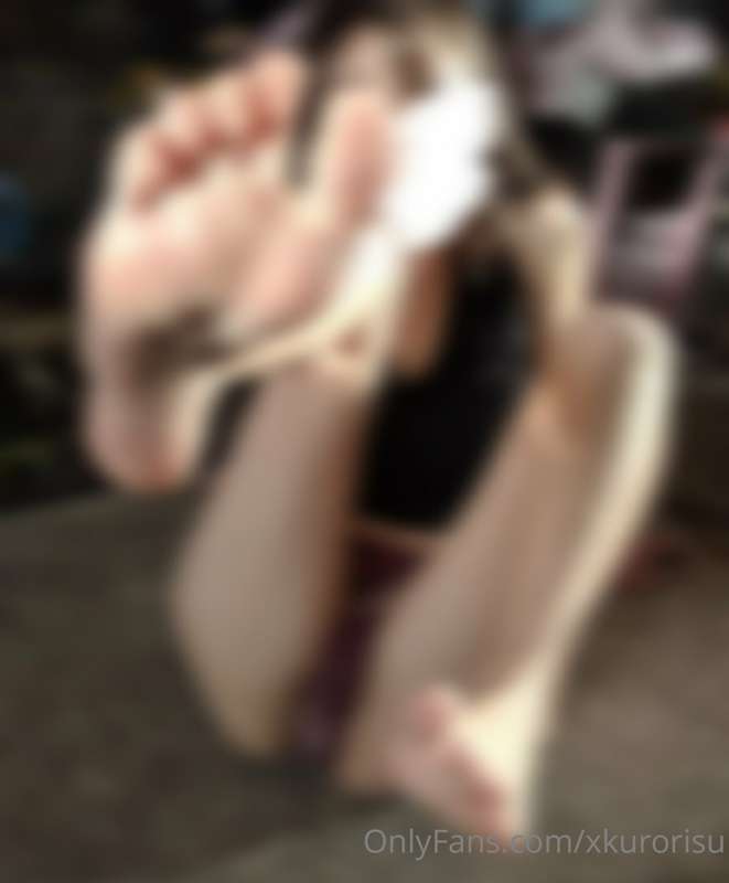 Are there any feet lovers in the chat? :)

this set is focus..