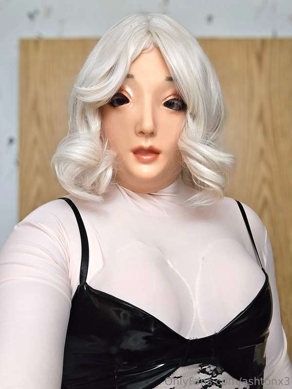 Good morning everyone. Let me be your sex doll 😏