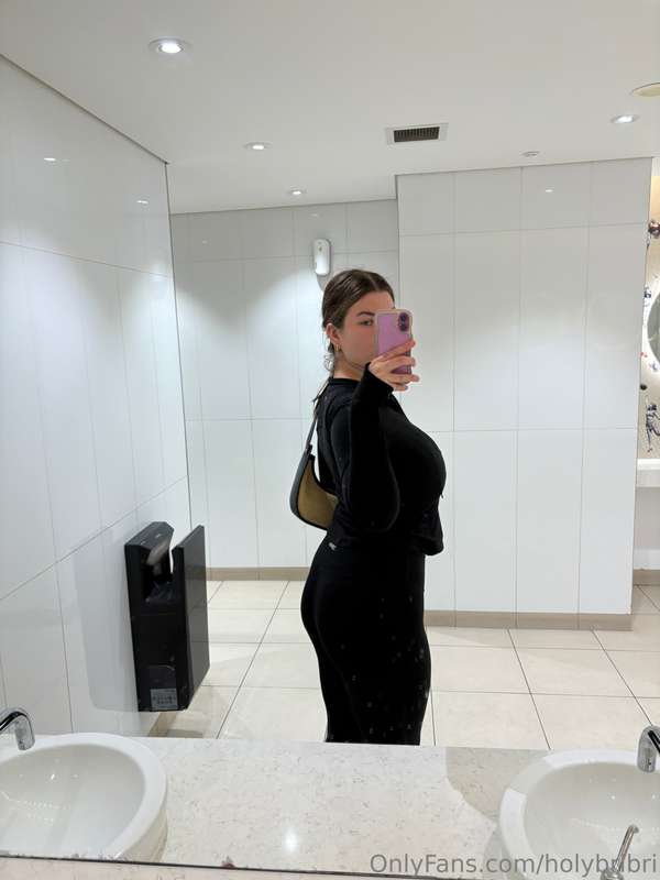 I don’t know if it’s just me but I really love taking mirror..