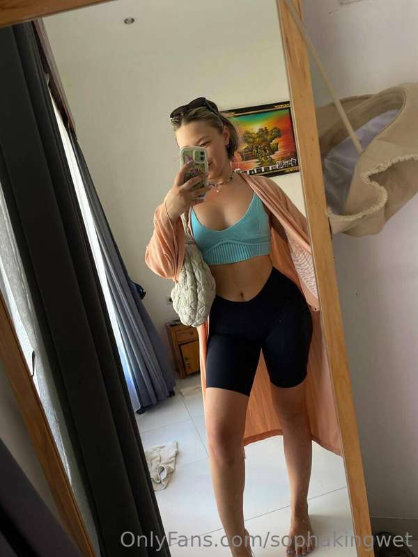 These leggings are working overtime to hold these curves 🍑 W..