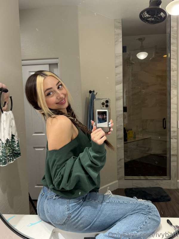Send me a DM and I can be your naughty girl tonight 🤭
