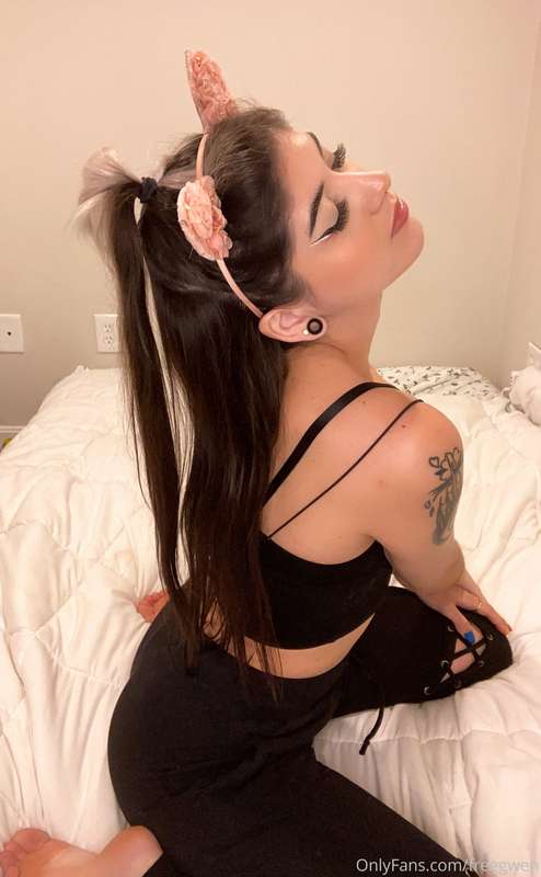 I know all my new subs from tik tok want to see what’s under..