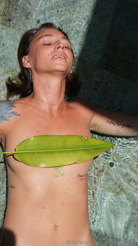 Do you feel like pulling that leaf off me? 😏