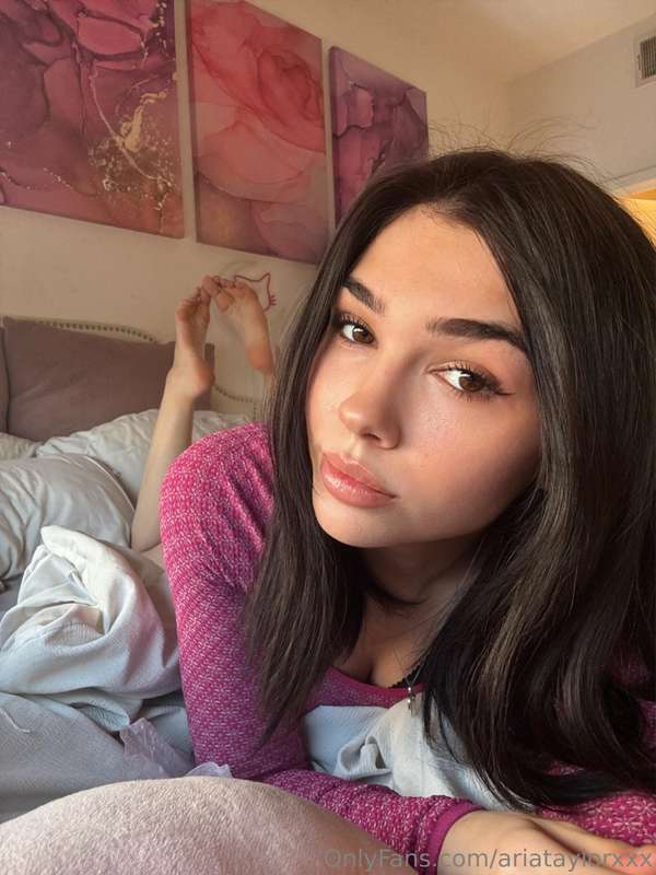 Suck my toes or shut up 💋