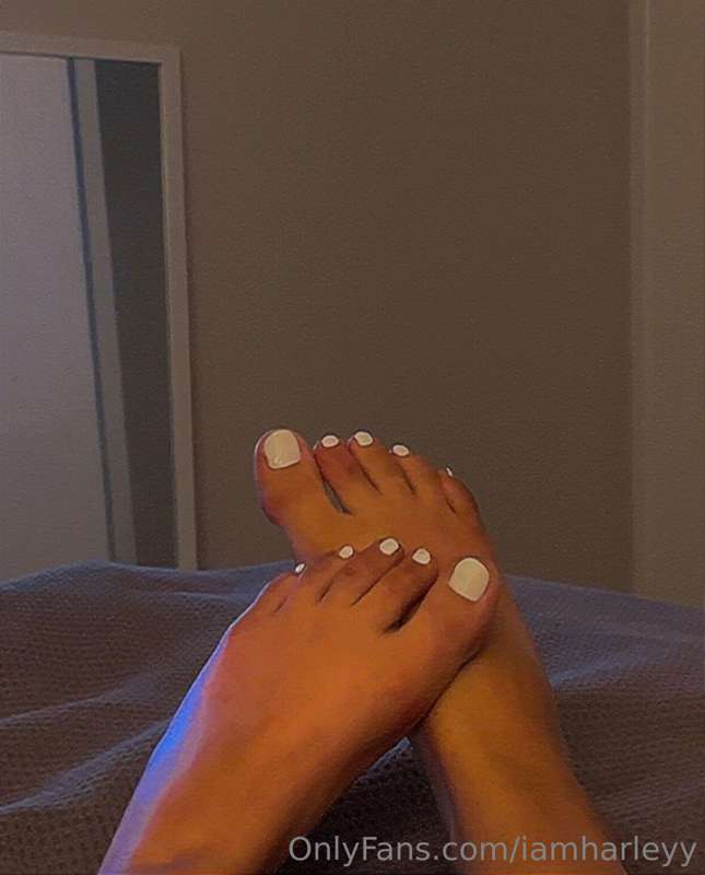 My feet should be on your shoulders💦🥺