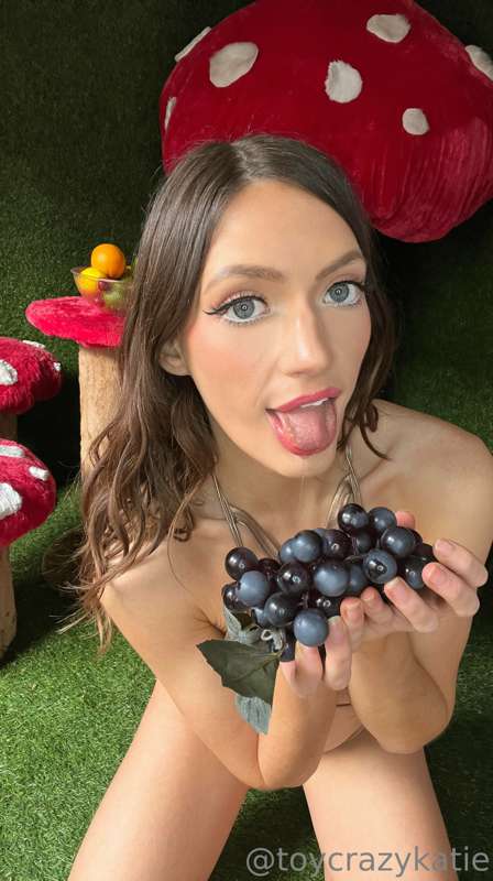 Holding grapes, thinking dirty thoughts 😈 like what if these..