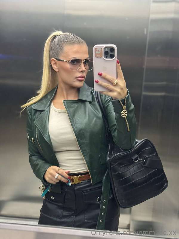 Mirror selfie kind of day 💋 I love moments when the world fe..