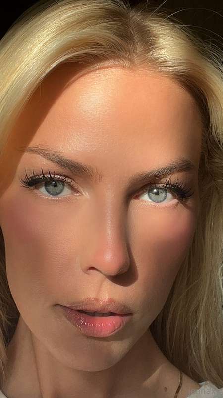 look in to my eyes and tell me you want me... 