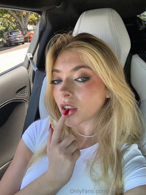 rileymaelewis photo