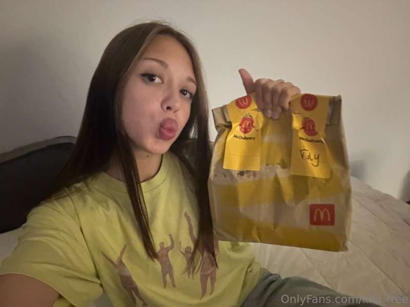 My love 💘I know fast food is not the healthiest thing to put..