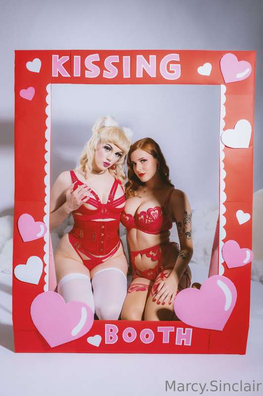 It's hot girl booth time